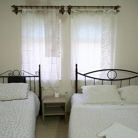 Center Cave Guest house *